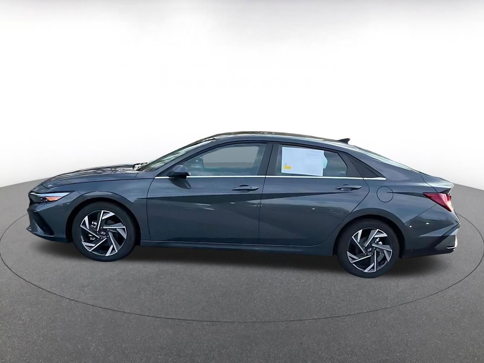 Used 2025 Hyundai Elantra SEL image 9