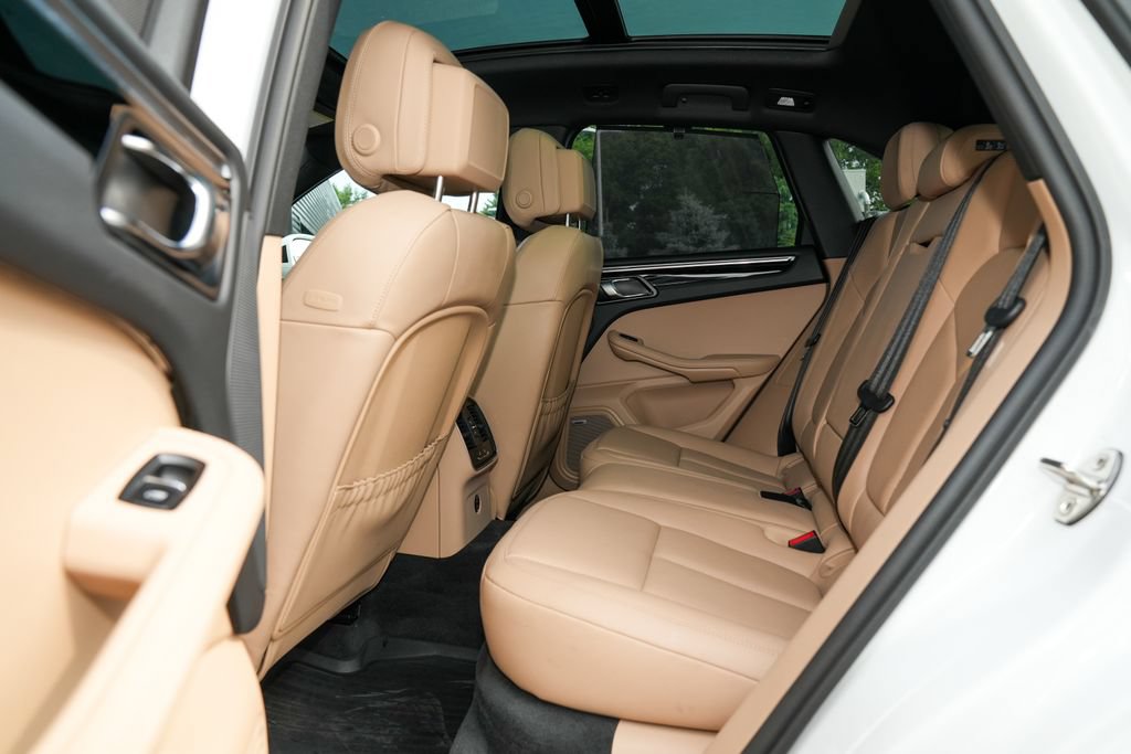 Certified 2024 Porsche Macan AWD/4WD image 32