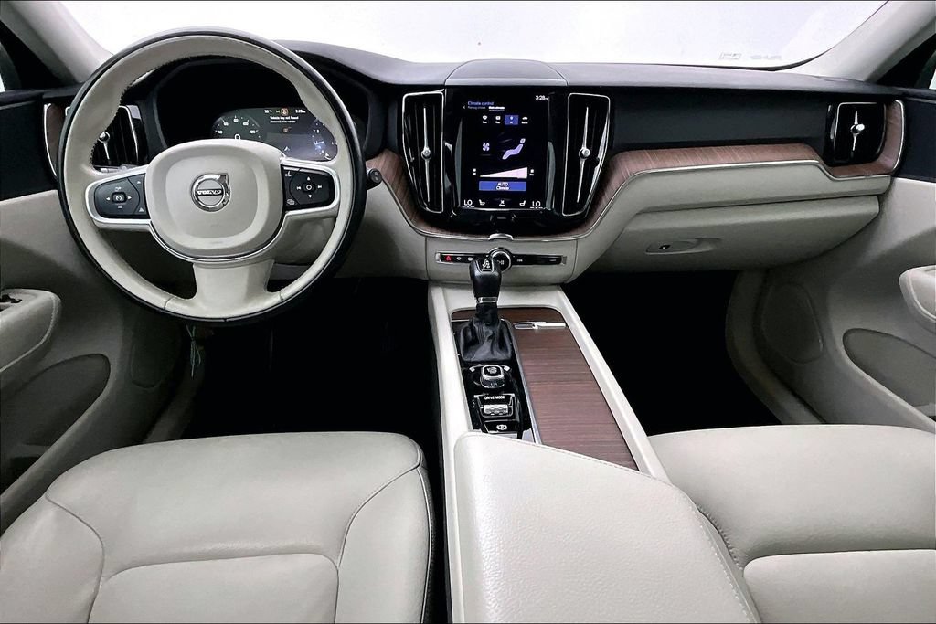 Used 2021 Volvo XC60 T5 Momentum w/ Protection Package Premier AWD/4WD image 14