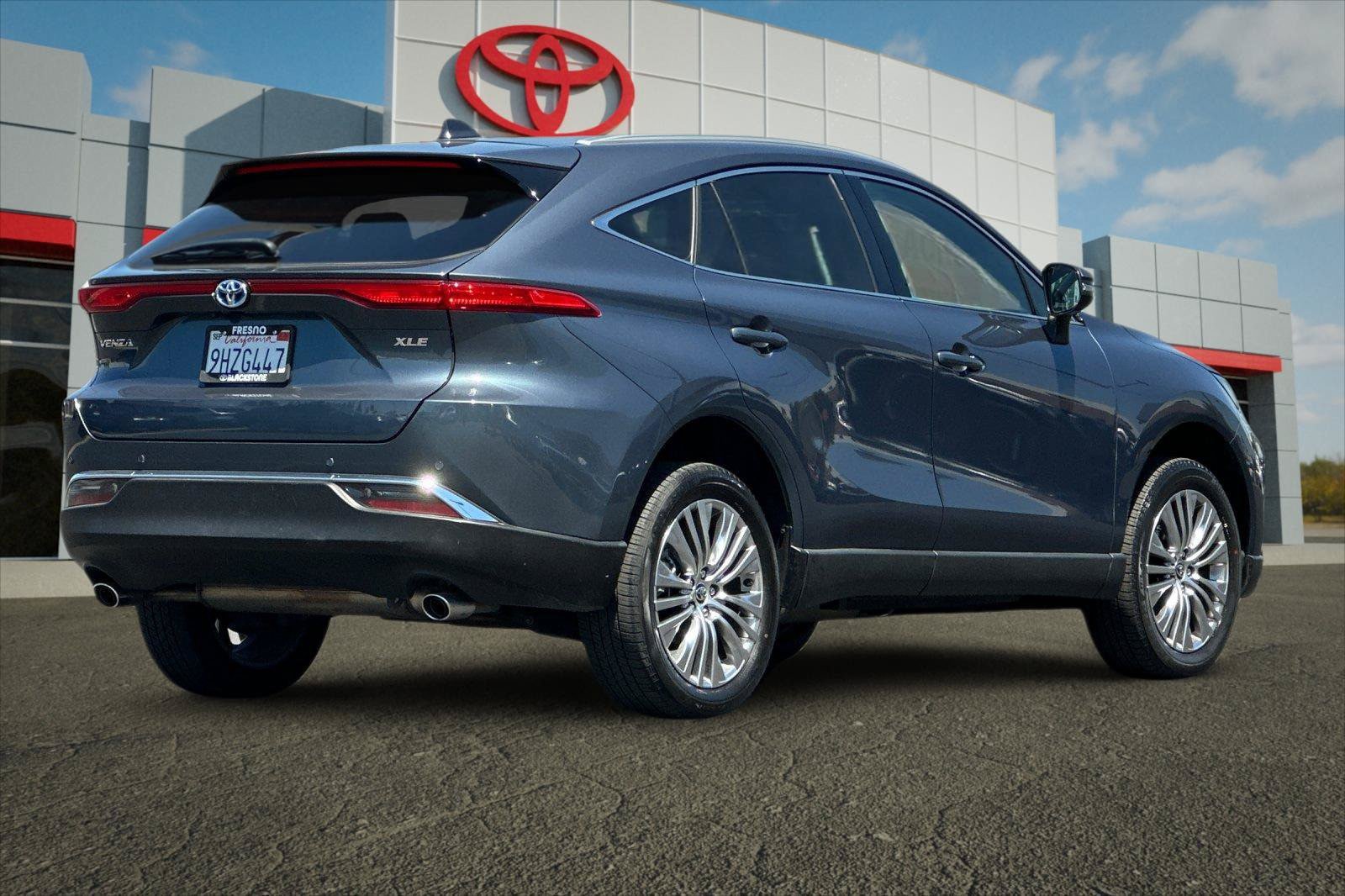 Certified 2023 Toyota Venza XLE AWD/4WD image 3