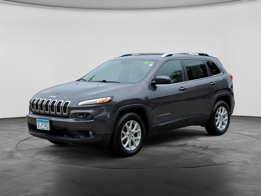 Used 2018 Jeep Cherokee Latitude Plus w/ Cold Weather Group AWD/4WD image 3