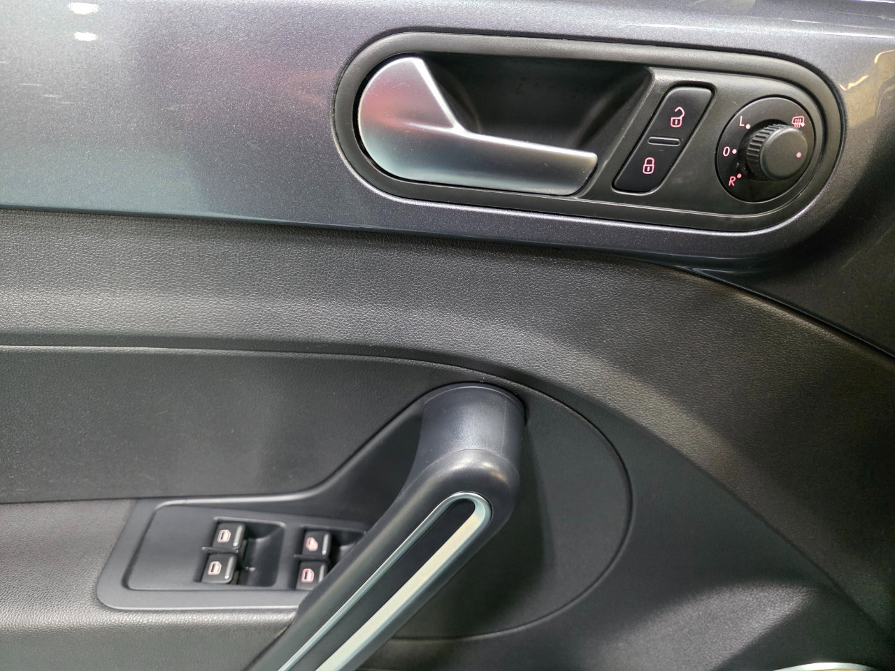 Used 2013 Volkswagen Beetle TDI image 22