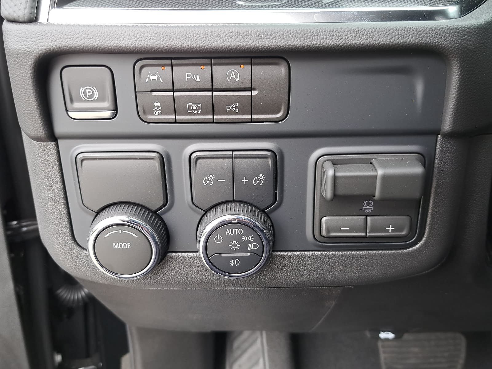 Used 2026 Chevrolet Suburban RST w/ Comfort Package RWD image 29