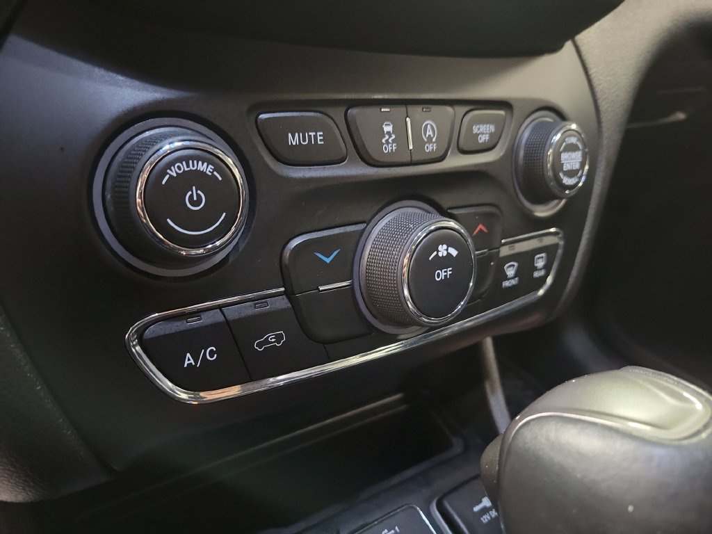 Used 2020 Jeep Cherokee Latitude Plus w/ Cold Weather Group FWD image 21