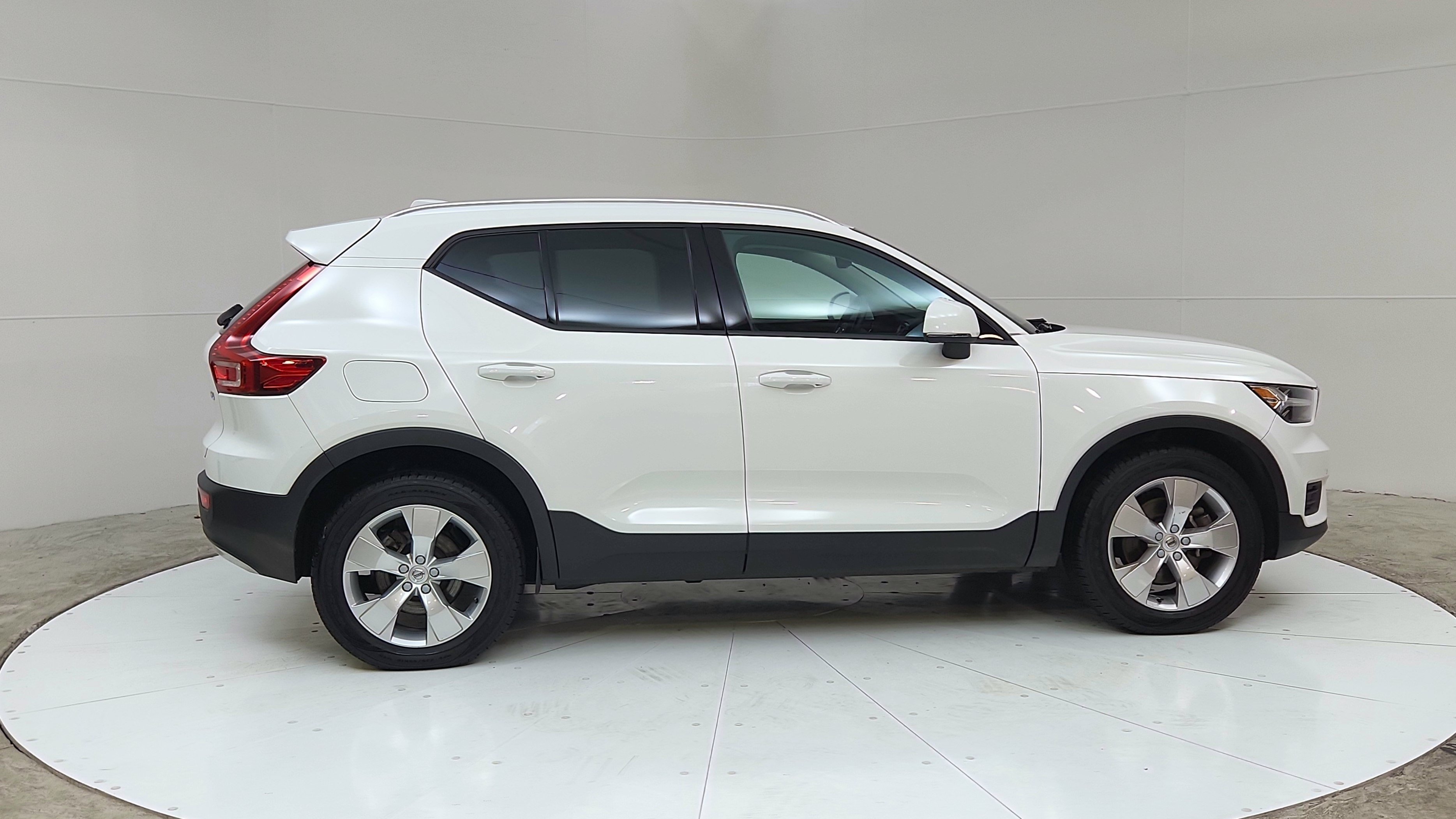 Used 2020 Volvo XC40 T4 Momentum FWD image 8