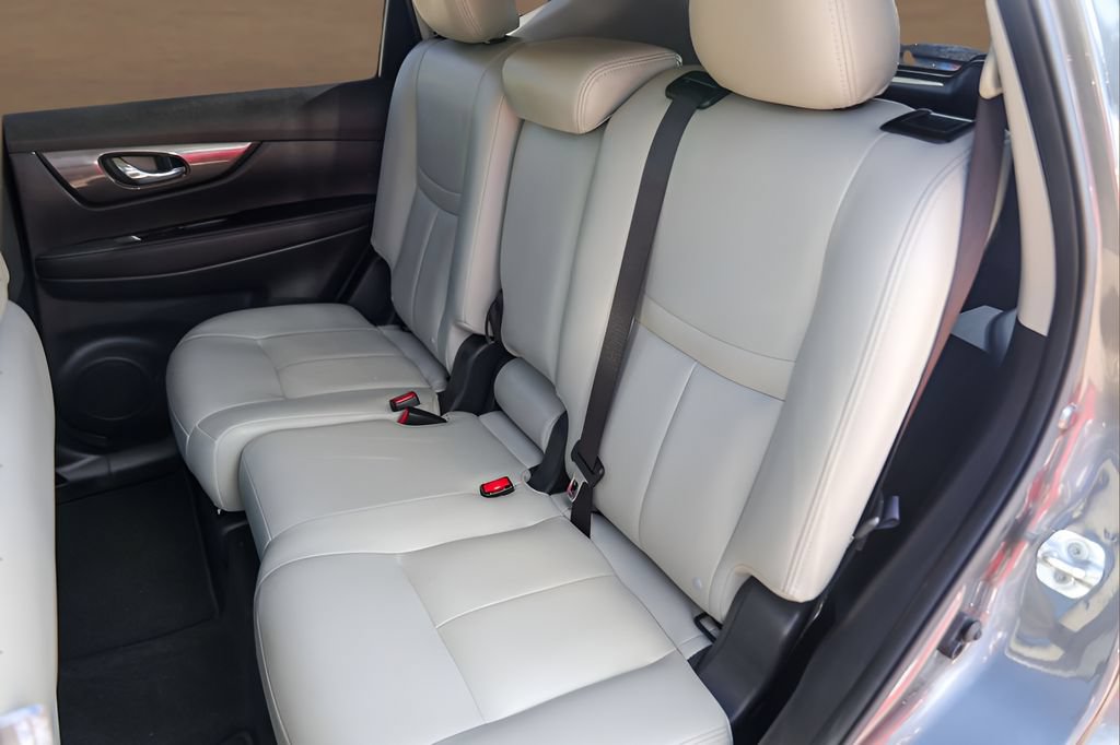 Used 2019 Nissan Rogue SV w/ Premium Package FWD image 24