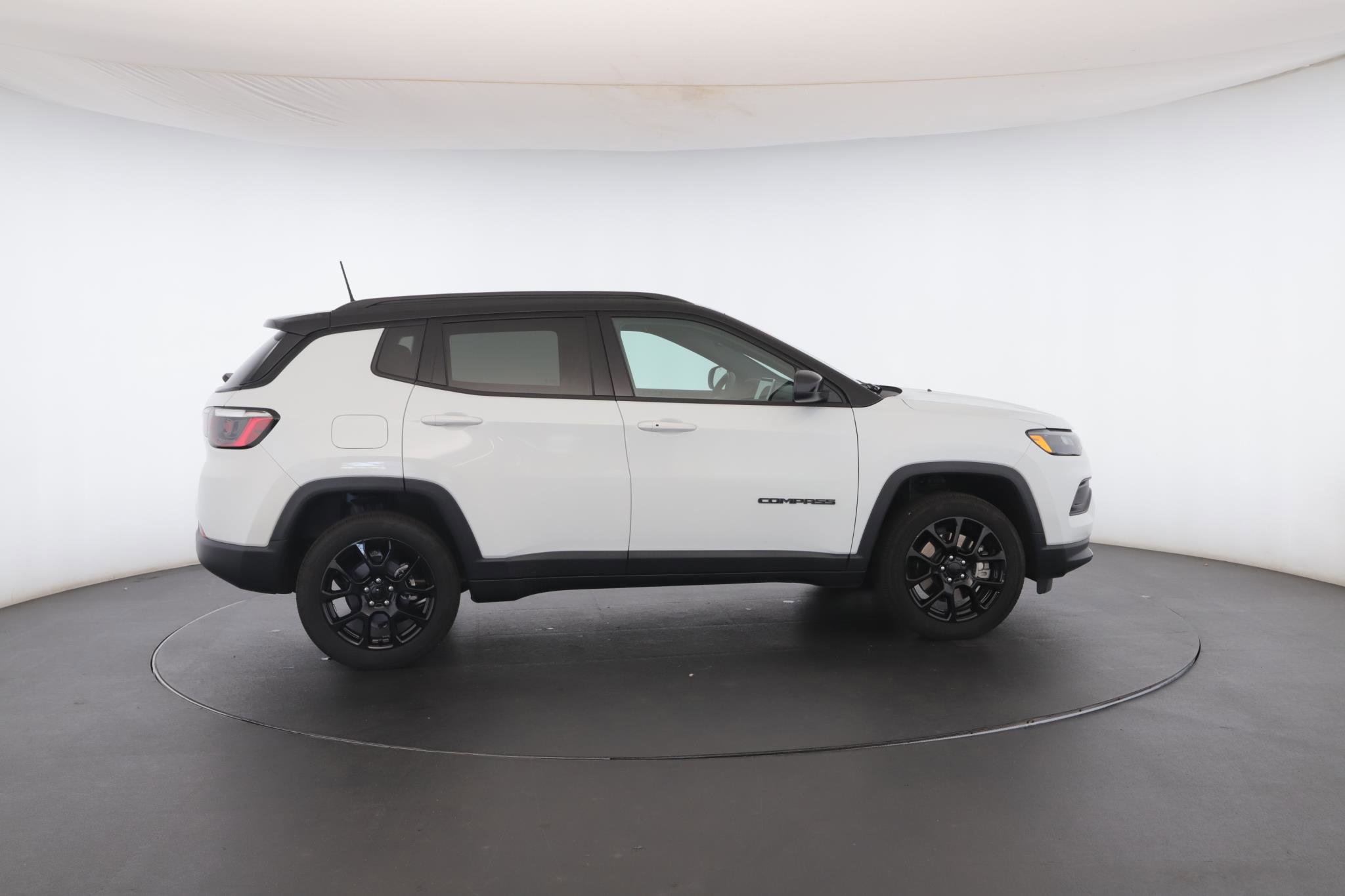 Used 2024 Jeep Compass Latitude w/ Sun and Sound Group AWD/4WD image 31