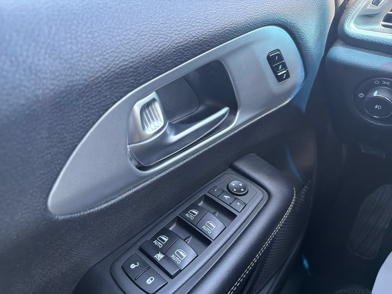 Used 2026 Chrysler Pacifica Limited w/ S Appearance Package FWD image 33