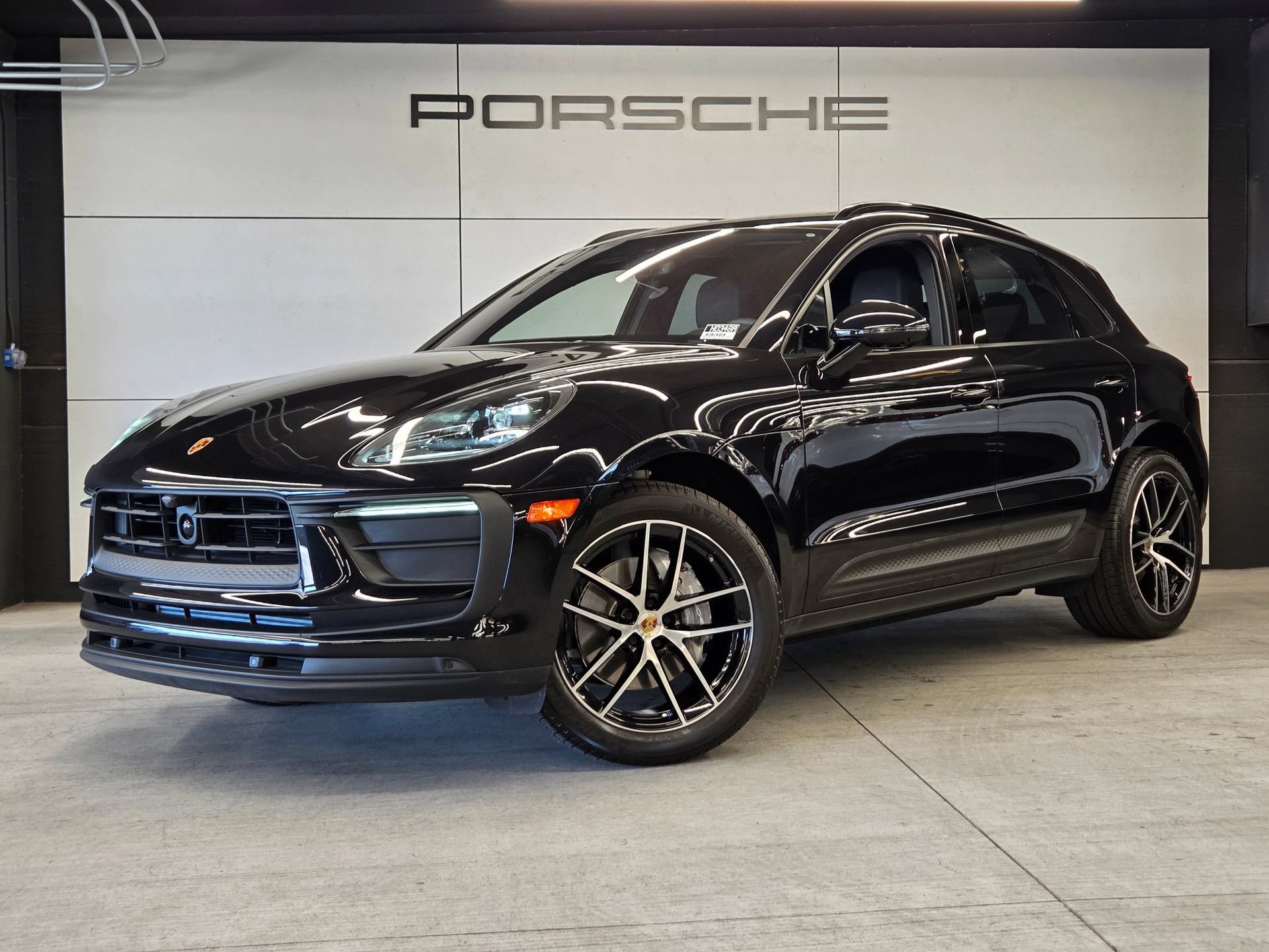 Certified 2025 Porsche Macan AWD/4WD image 1