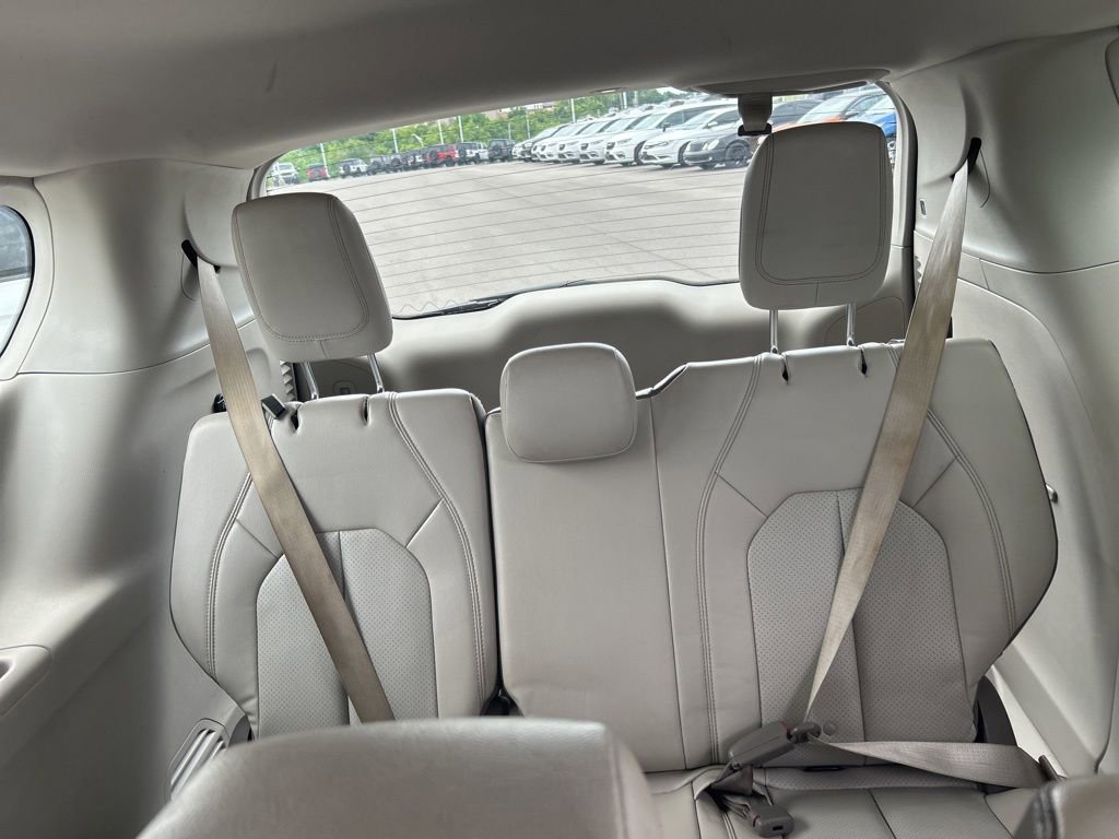 Used 2017 Chrysler Pacifica Touring-L Plus w/ Advanced Safetytec Group FWD image 19