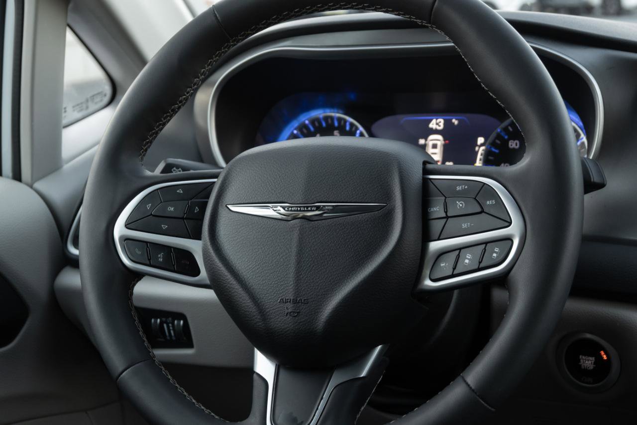 Used 2024 Chrysler Pacifica Touring-L image 28