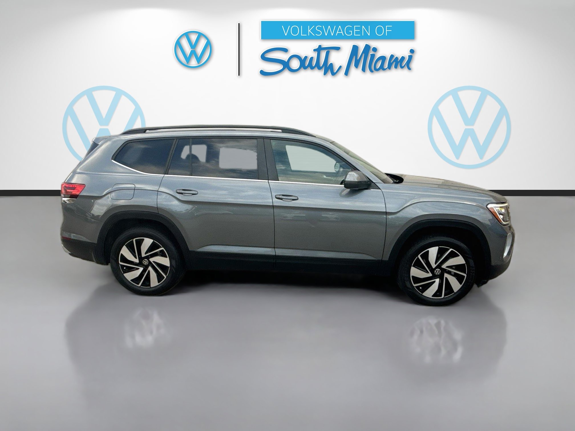 Used 2024 Volkswagen Atlas SE w/ Panoramic Sunroof Package FWD image 8