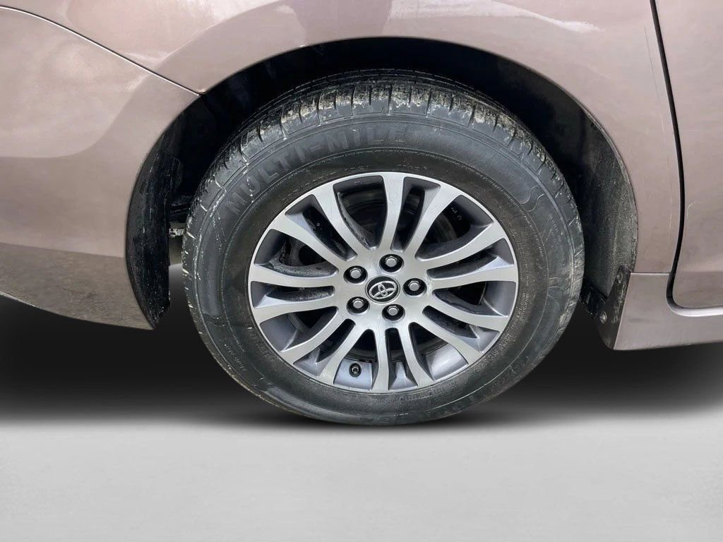 Used 2019 Toyota Sienna XLE image 11