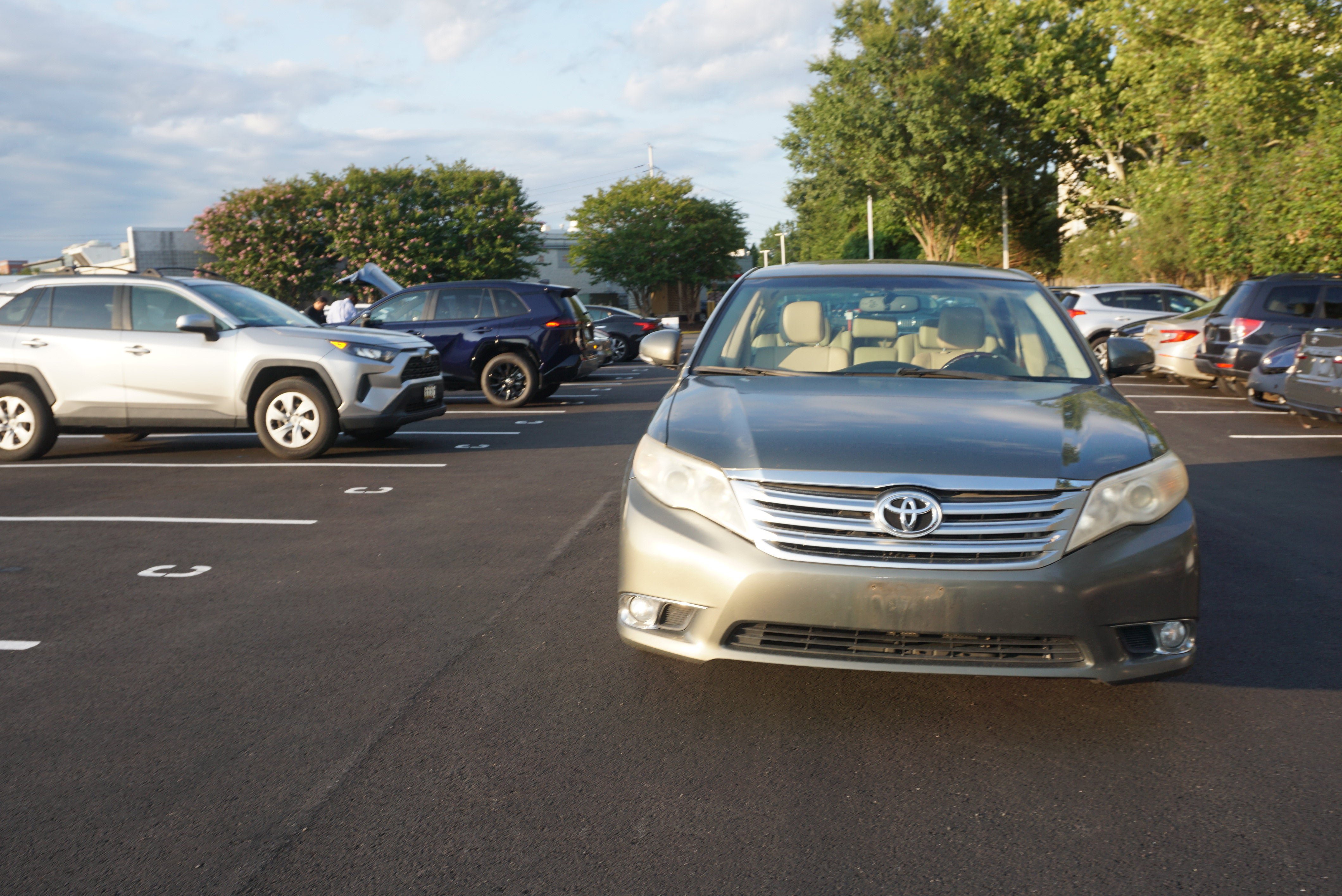 Used 2011 Toyota Avalon Limited FWD image 2