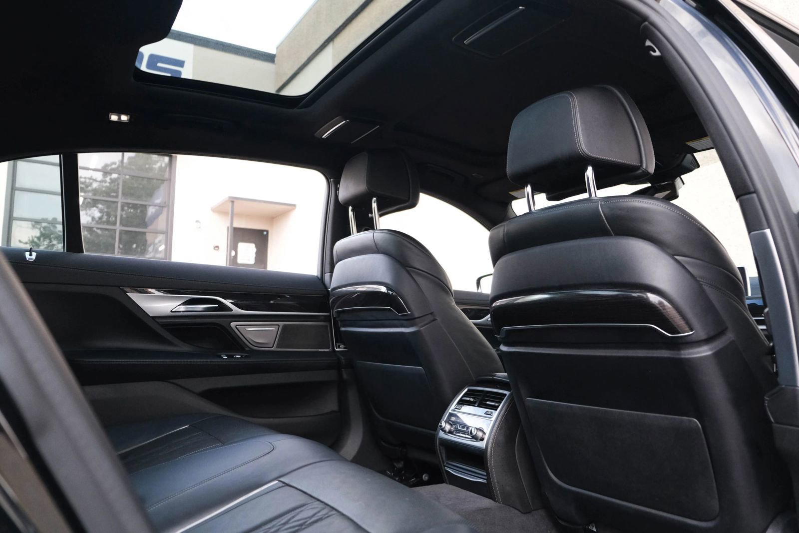 Used 2019 BMW 750i w/ M Sport Package image 26