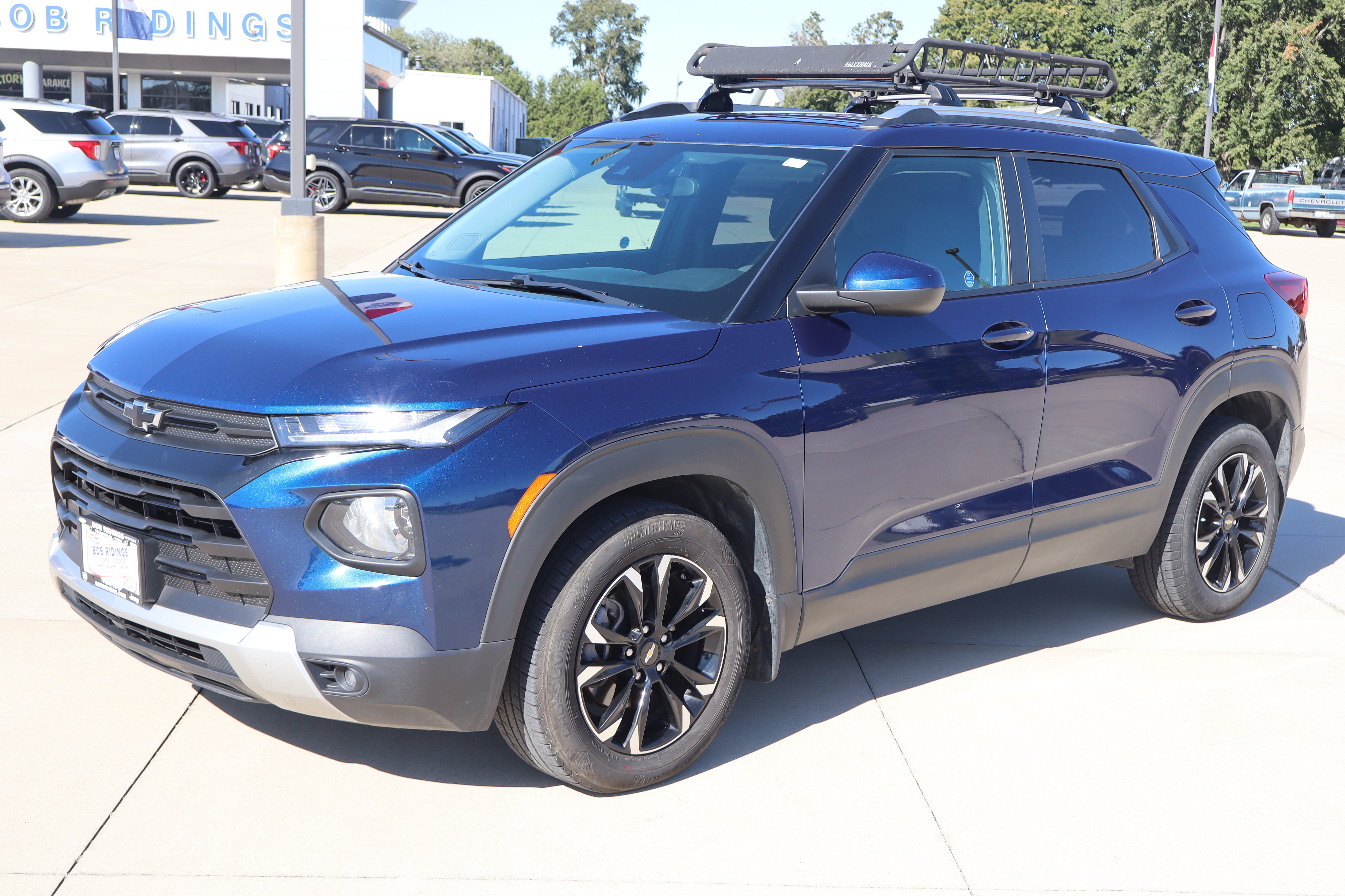Used 2022 Chevrolet TrailBlazer LT w/ LPO, Blackout Package FWD image 2