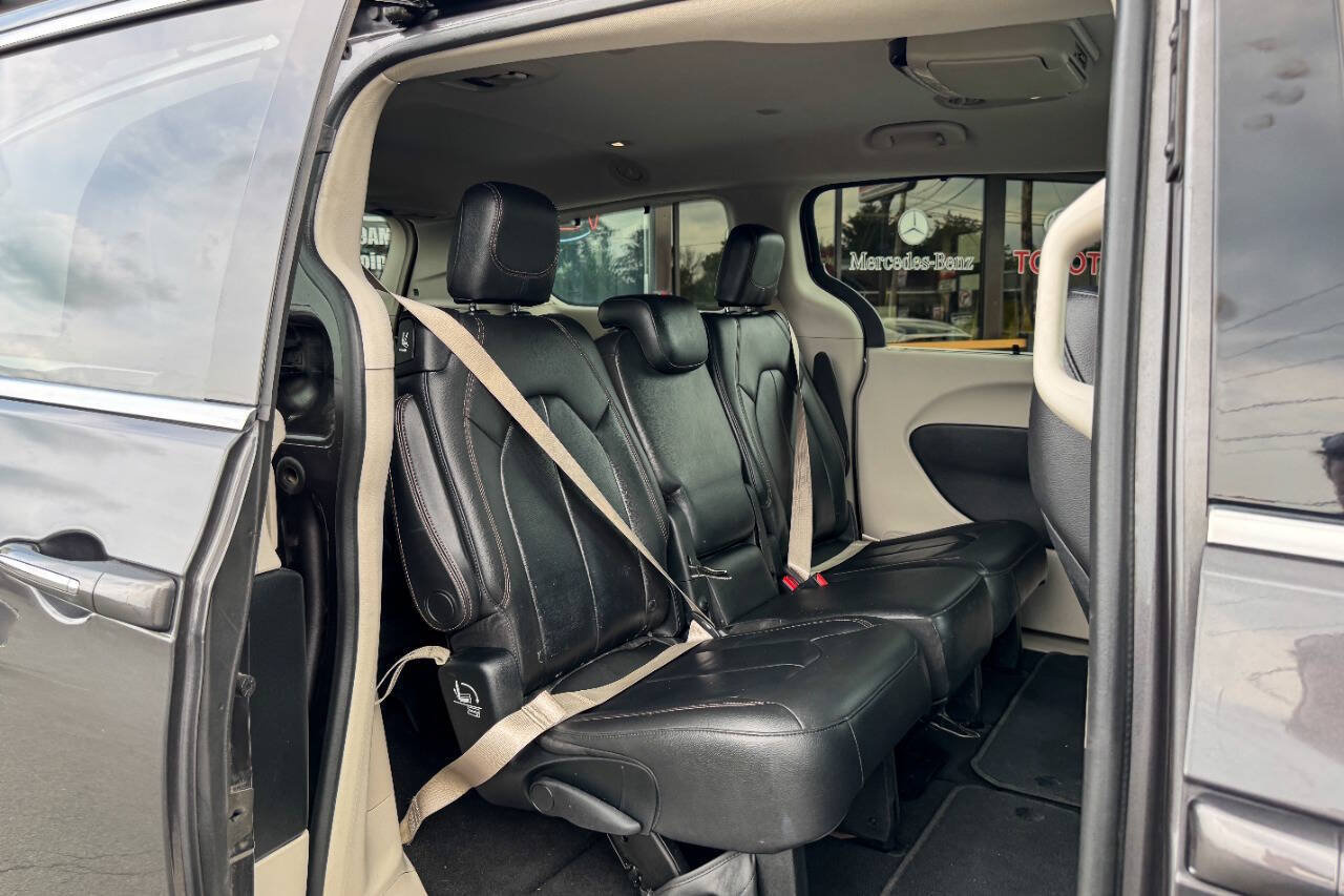 Used 2017 Chrysler Pacifica Touring-L FWD image 12