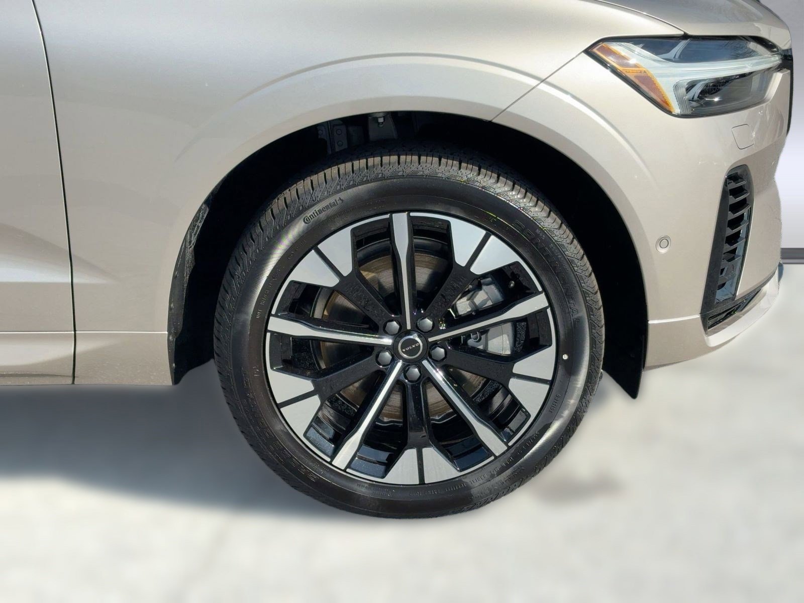 New 2026 Volvo XC60 T8 Plus w/ Protection Package Premier image 11