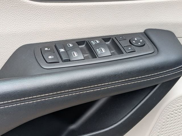 Used 2024 Chrysler Pacifica Touring-L image 15