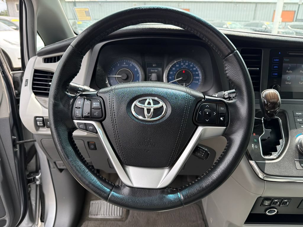 Used 2015 Toyota Sienna XLE FWD image 14