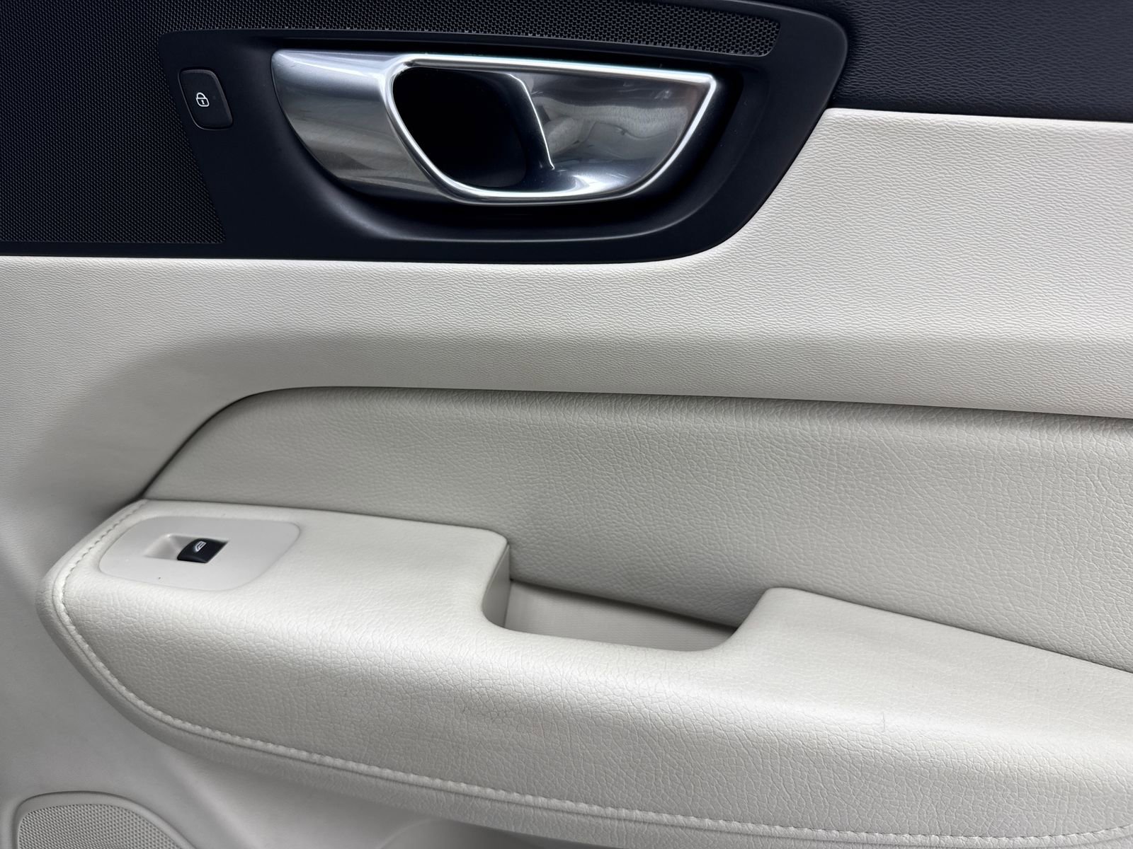 Used 2022 Volvo XC60 B5 Momentum w/ Protection Package Premier FWD image 47