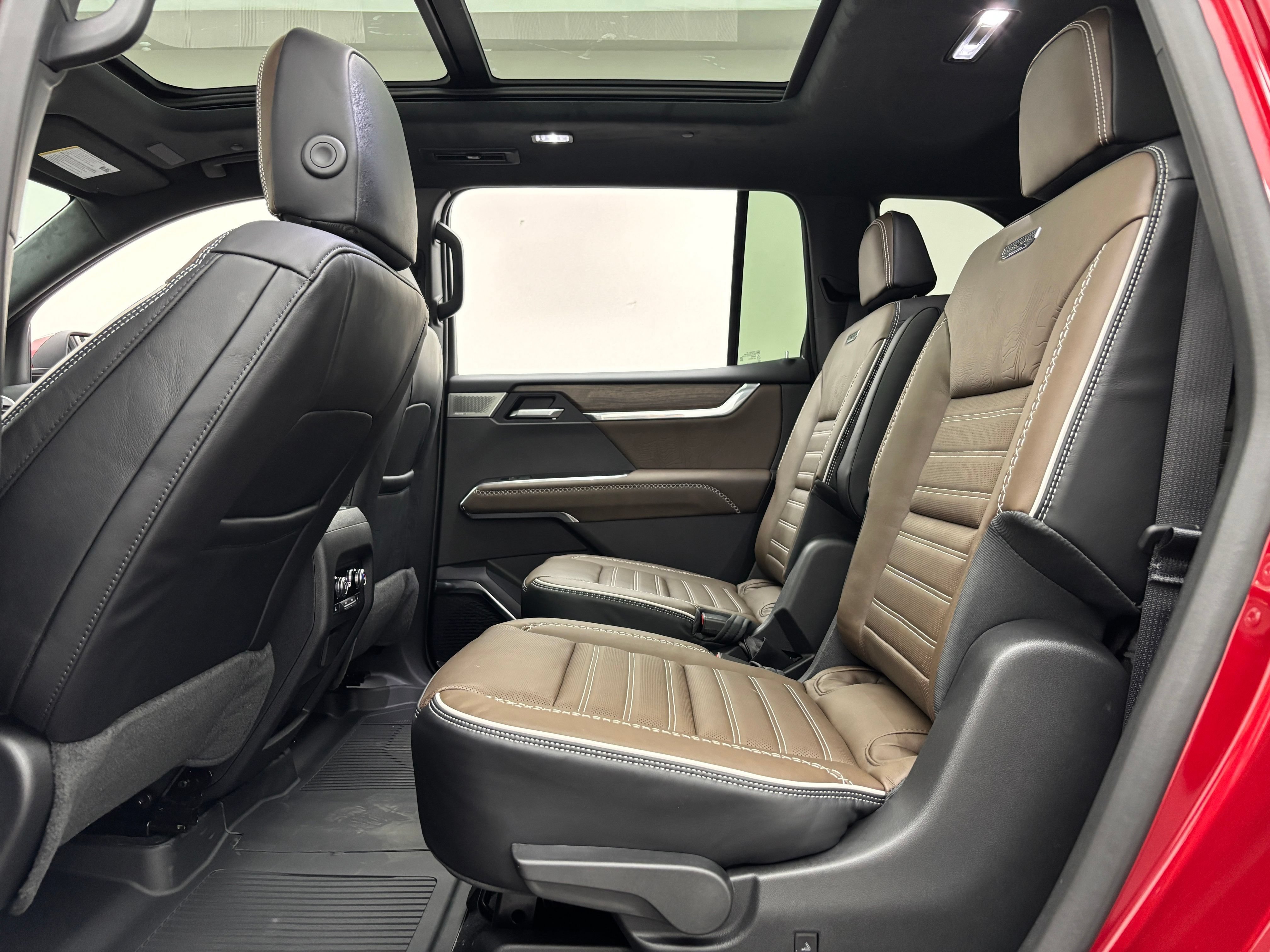 New 2026 GMC Acadia Denali Ultimate w/ LPO, Floor Liner Package AWD/4WD image 46