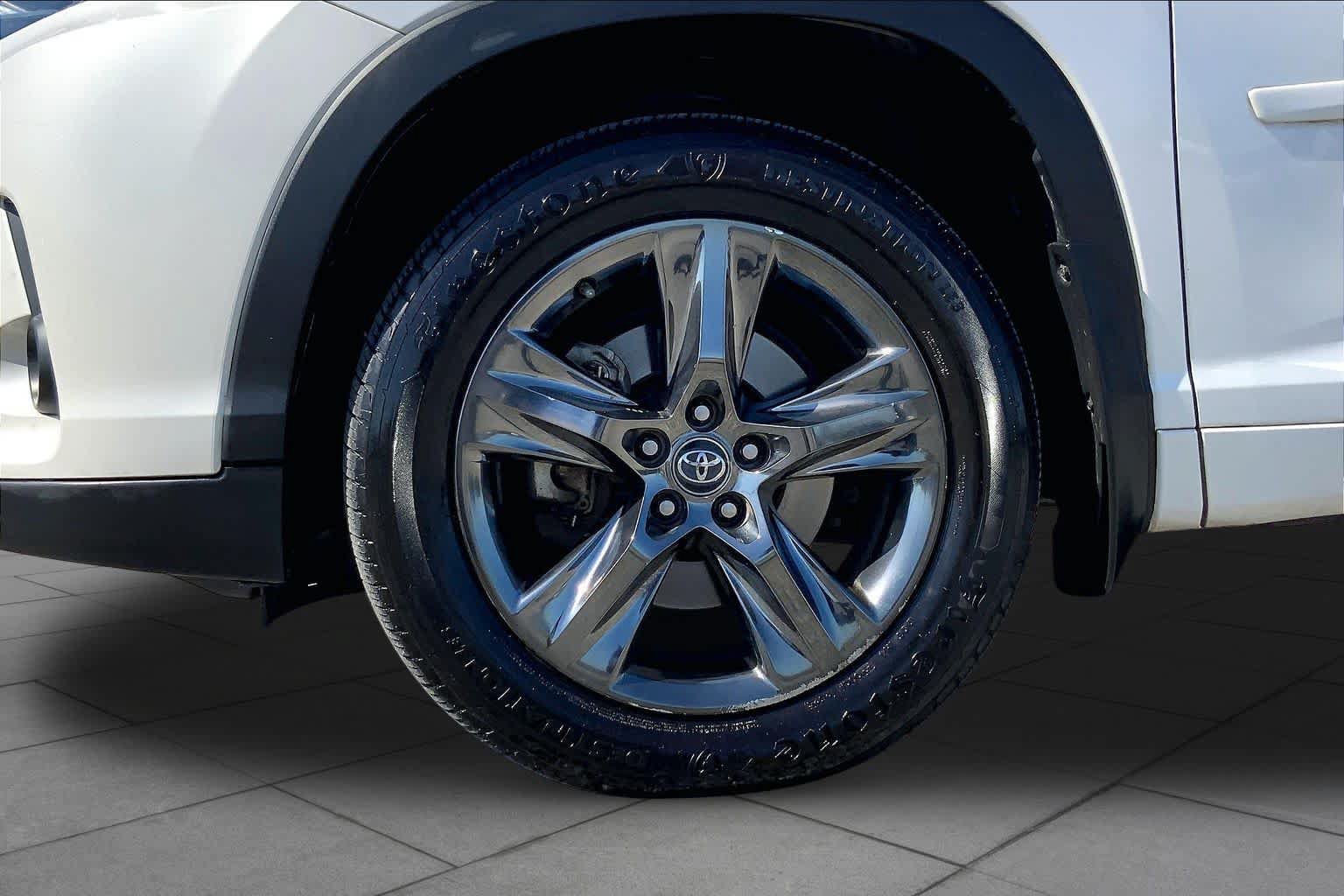 Used 2018 Toyota Highlander Limited Platinum FWD image 11