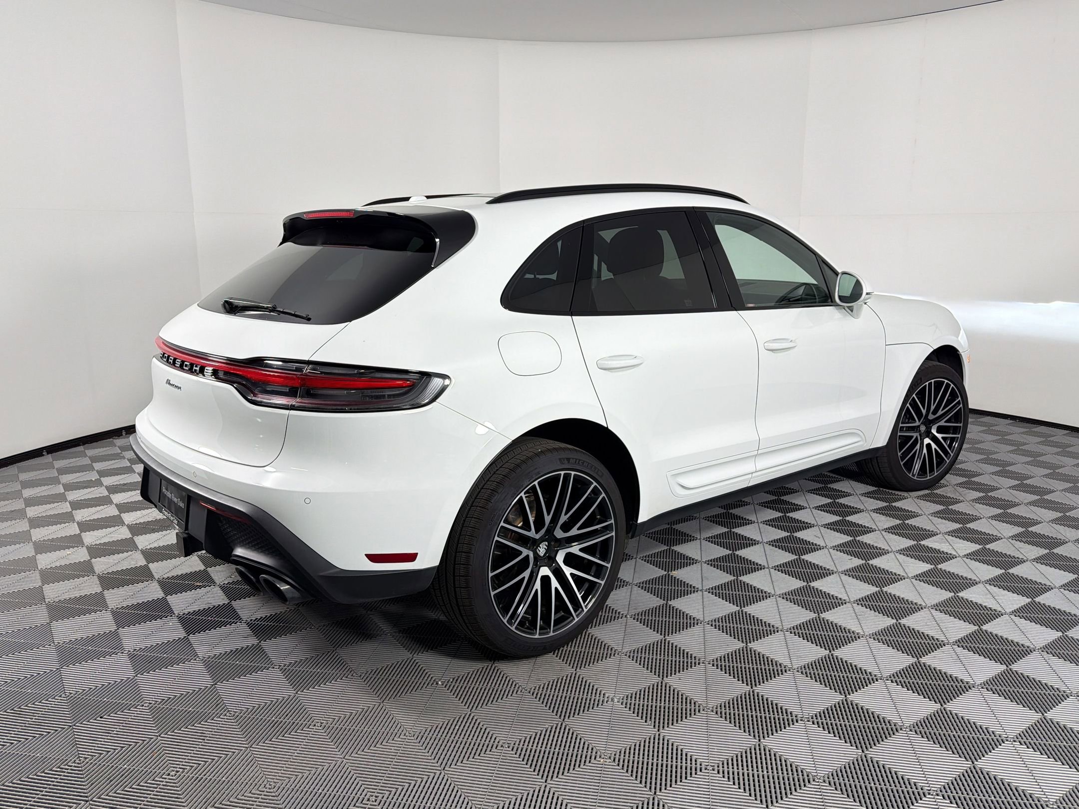 Certified 2025 Porsche Macan image 9