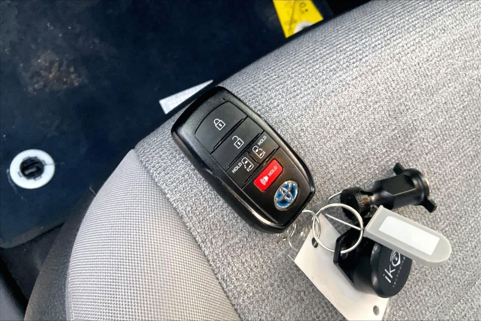Used 2025 Toyota Sienna LE w/ LE Plus Package image 15