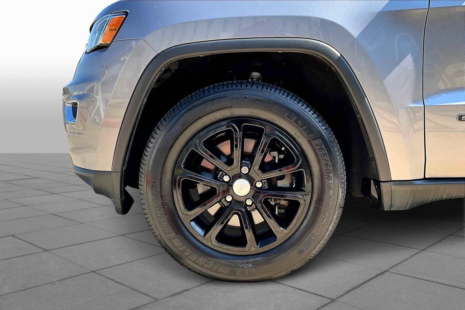 Used 2021 Jeep Grand Cherokee Laredo image 9