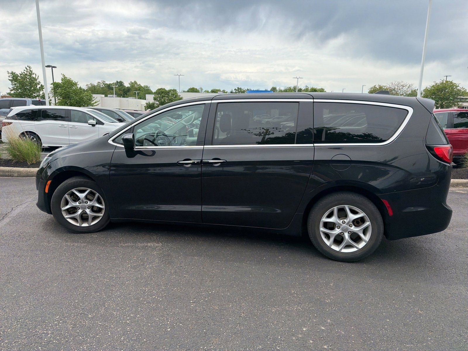 Used 2017 Chrysler Pacifica Touring Plus w/ Tire & Wheel Group FWD image 2