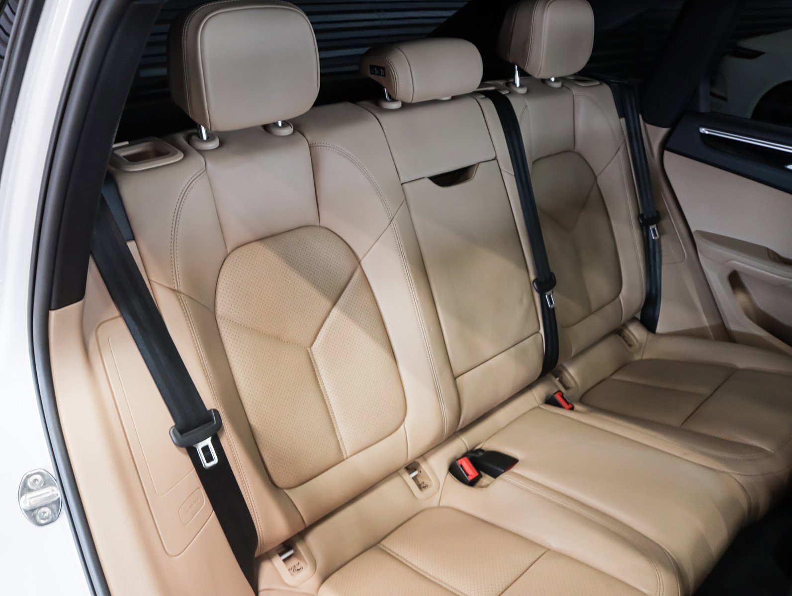 Certified 2022 Porsche Macan image 6