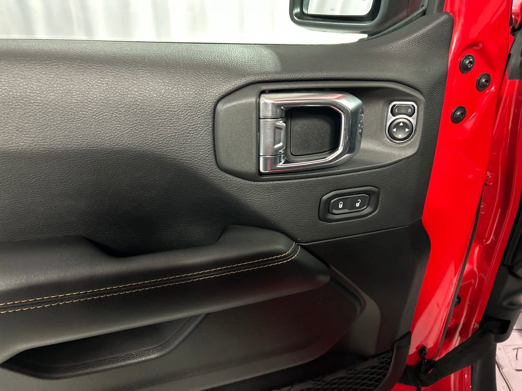 Used 2025 Jeep Wrangler Unlimited Sahara AWD/4WD image 14