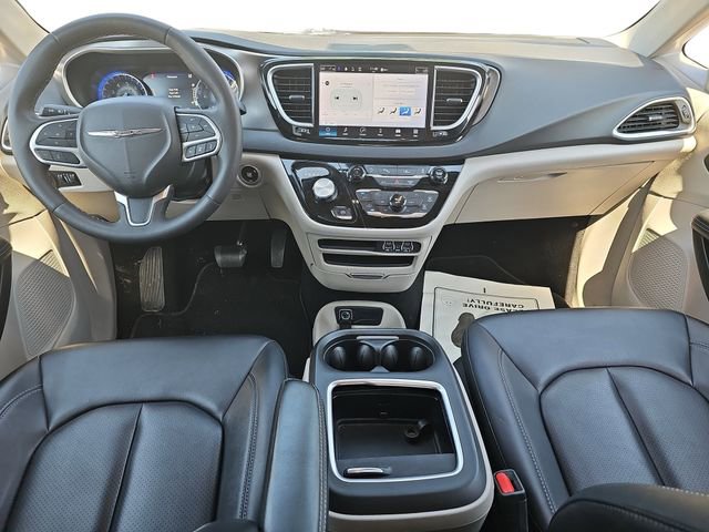Used 2024 Chrysler Pacifica Touring-L FWD image 9