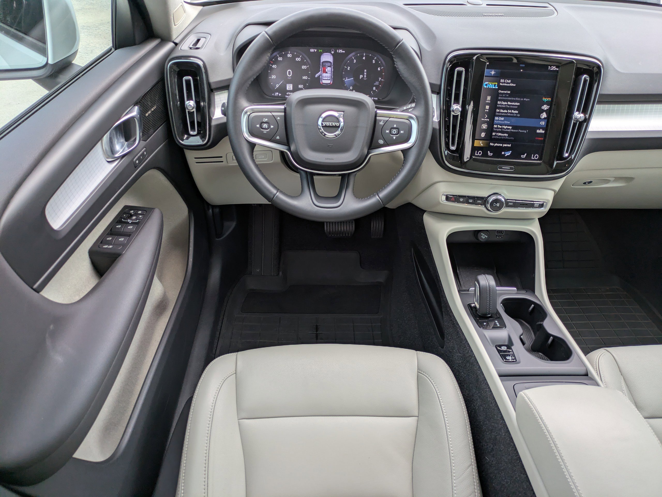 Used 2021 Volvo XC40 T5 Momentum w/ Premium Package image 12