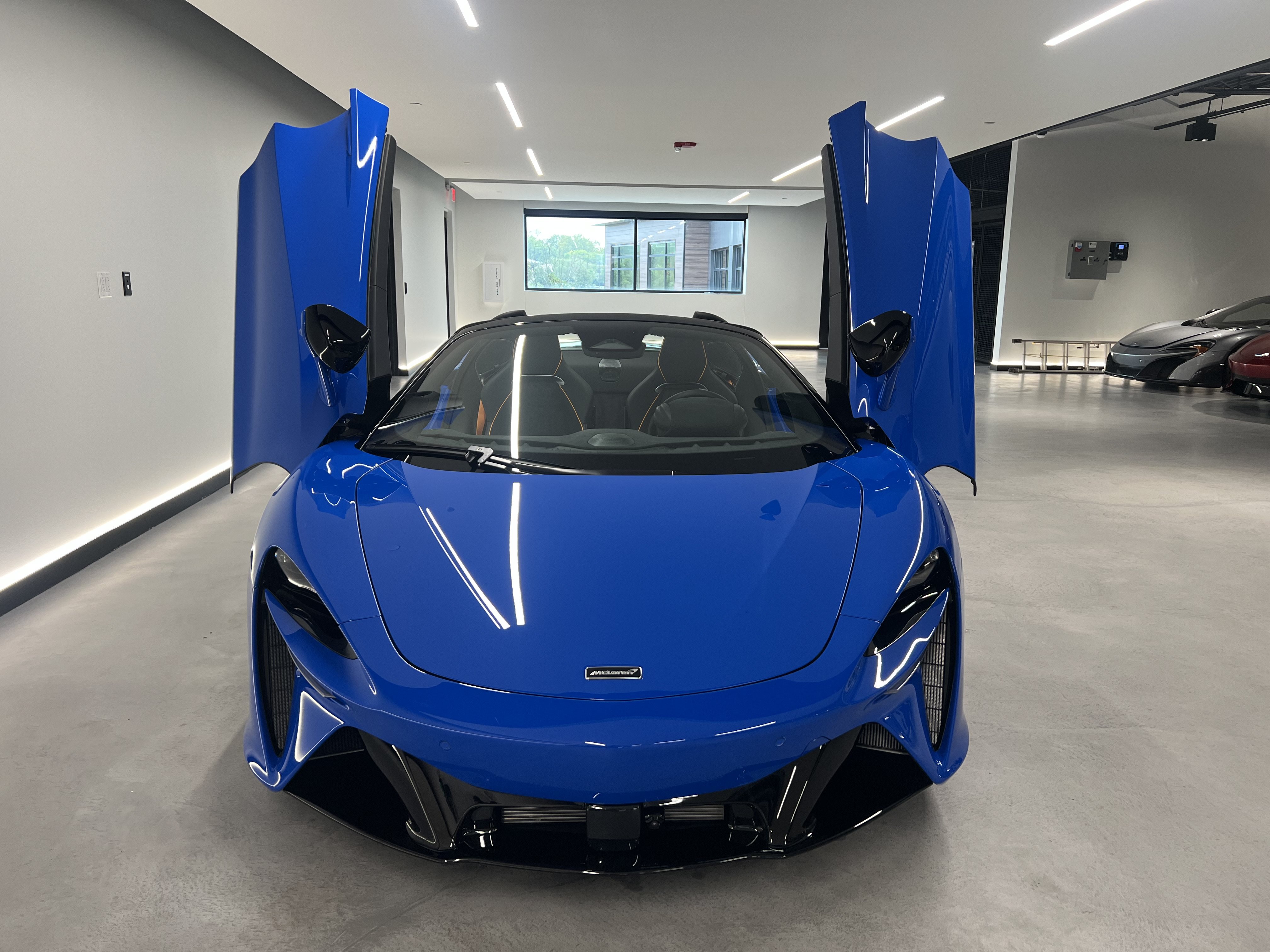 Used 2027 McLaren Artura Spider RWD image 11