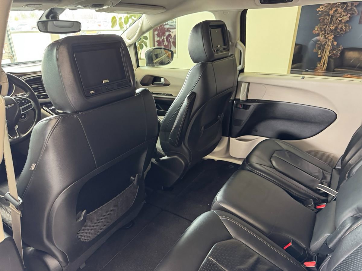 Used 2018 Chrysler Pacifica Touring-L FWD image 41