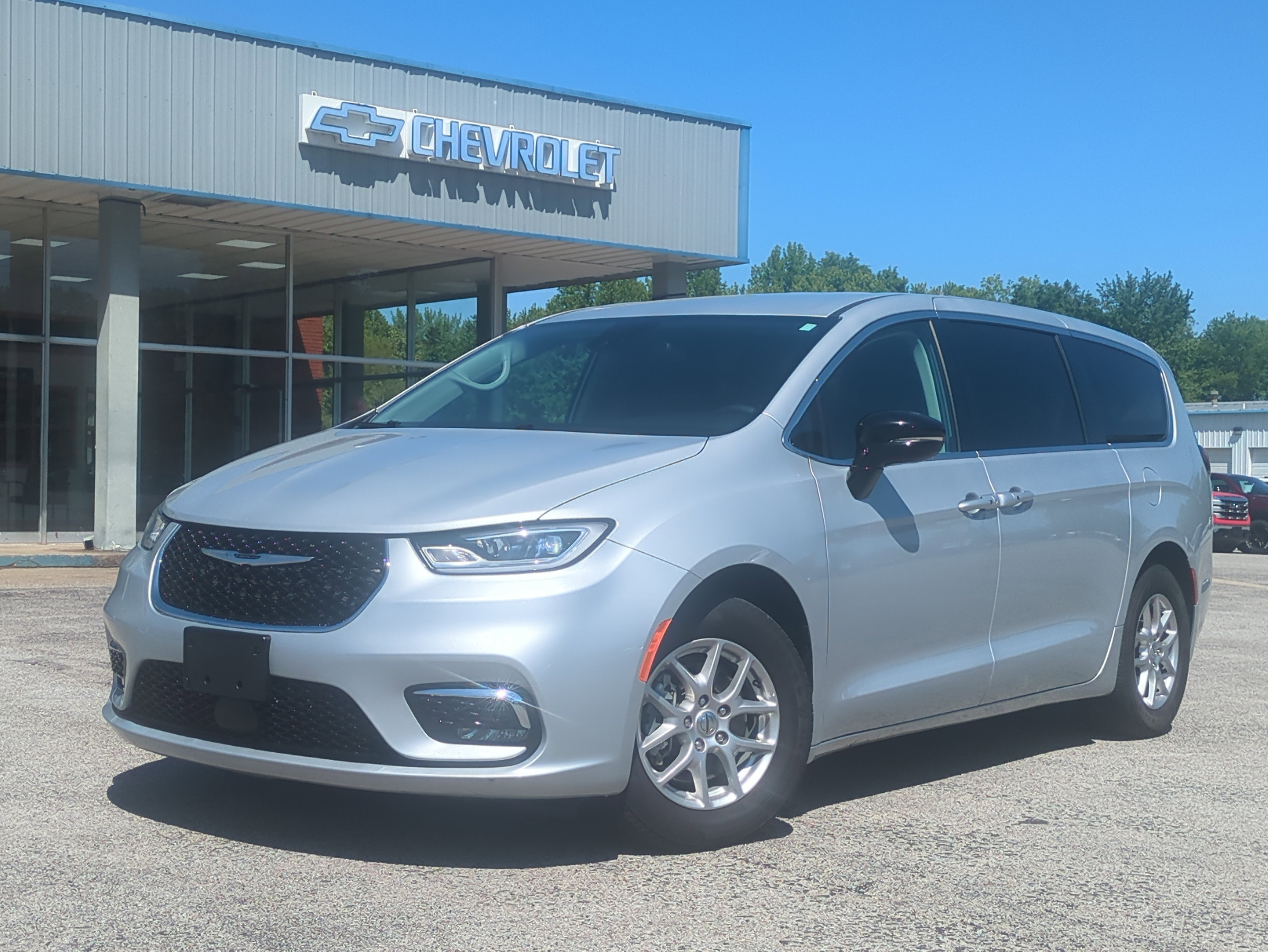Used 2024 Chrysler Pacifica Touring-L FWD image 1