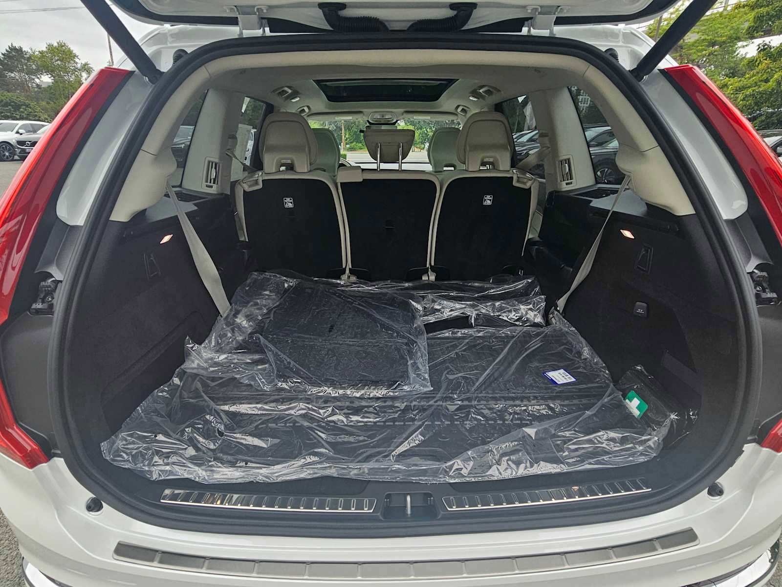 Used 2025 Volvo XC90 T8 Plus w/ Protection Package Premier image 15