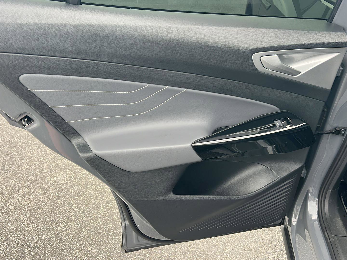 Used 2023 Volkswagen ID.4 Pro S Plus image 18