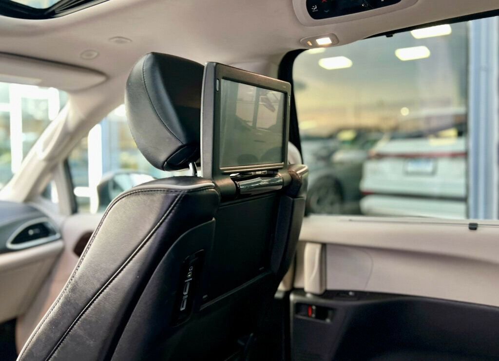 Used 2021 Chrysler Pacifica Limited w/ Uconnect Theater Family Group image 17
