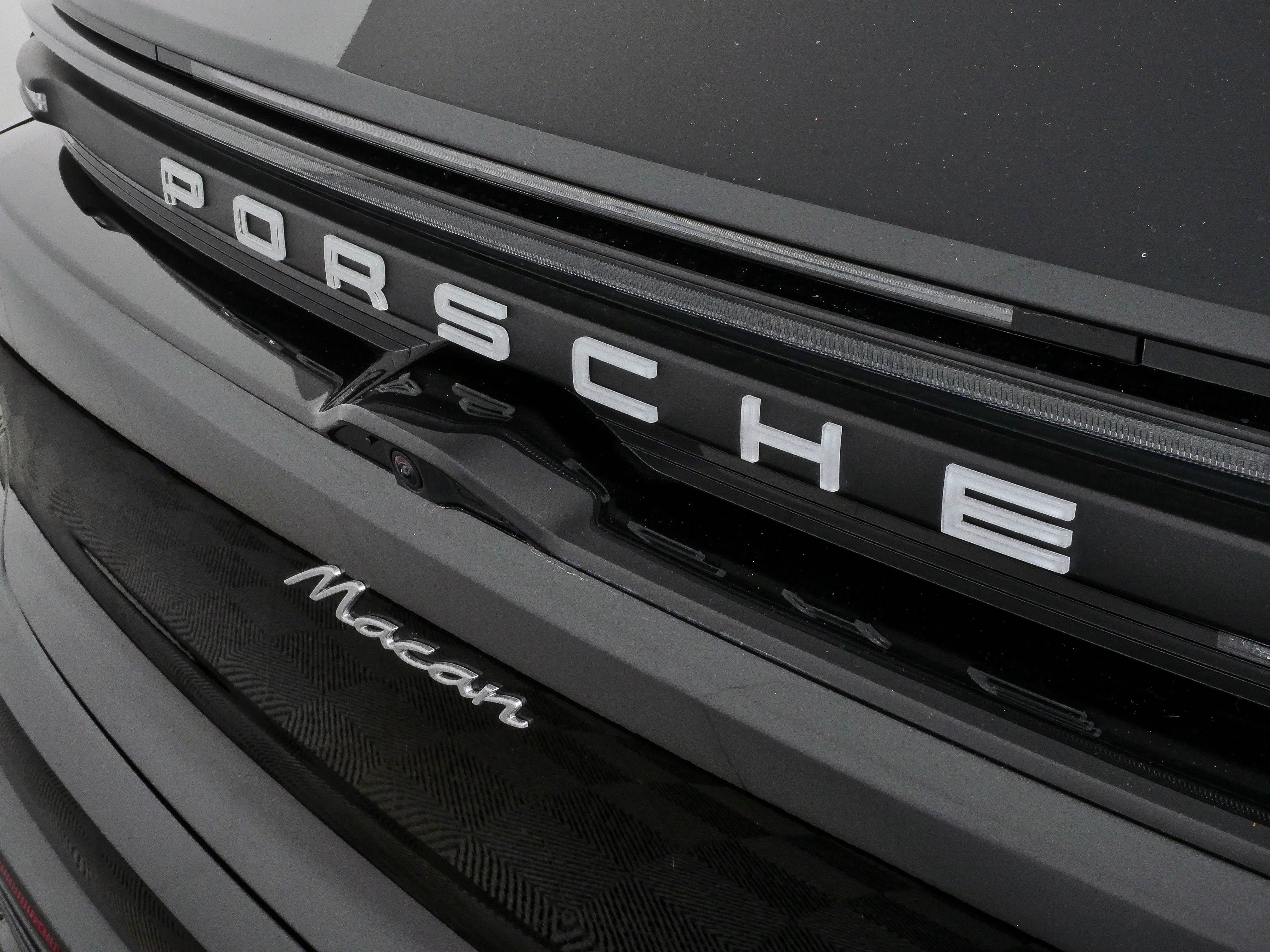 Used 2025 Porsche Macan Electric RWD image 37