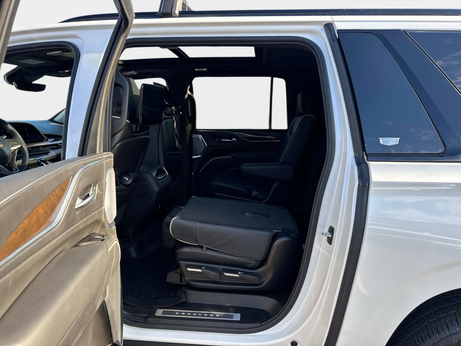 Used 2024 Cadillac Escalade ESV Sport Platinum w/ LPO, ONYX Package image 21