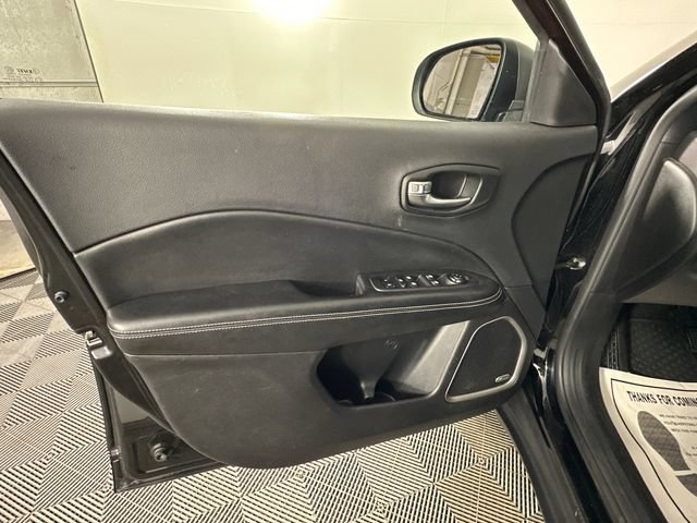 Used 2021 Jeep Compass Latitude w/ Sun and Sound Group AWD/4WD image 4
