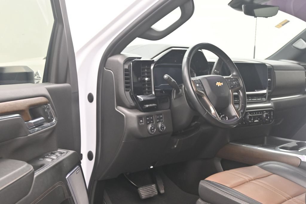 Used 2024 Chevrolet Silverado 3500 High Country w/ High Country Premium Package AWD/4WD image 11