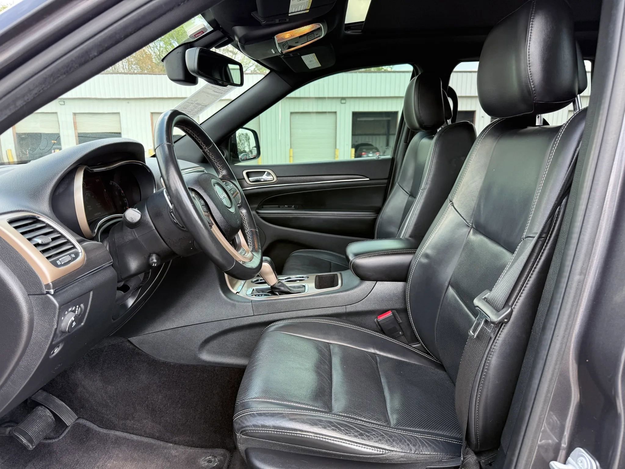 Used 2016 Jeep Grand Cherokee Limited w/ Luxury Group II RWD image 2