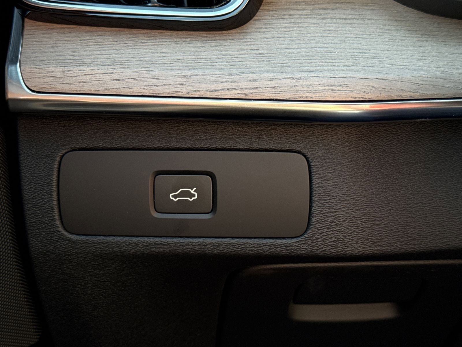 New 2026 Volvo XC90 B6 Plus w/ Protection Package Premier image 22
