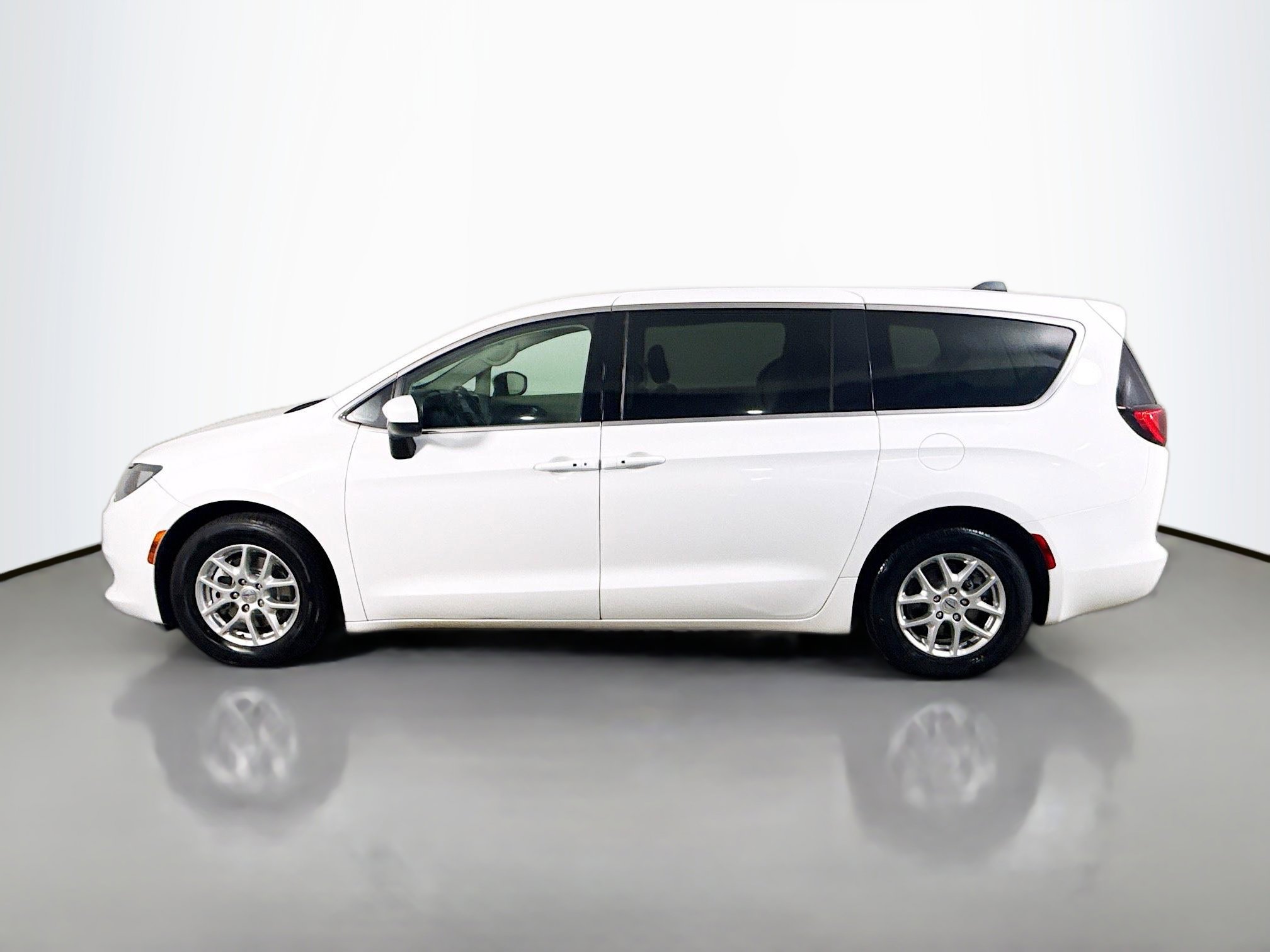 Used 2022 Chrysler Voyager LX FWD image 6