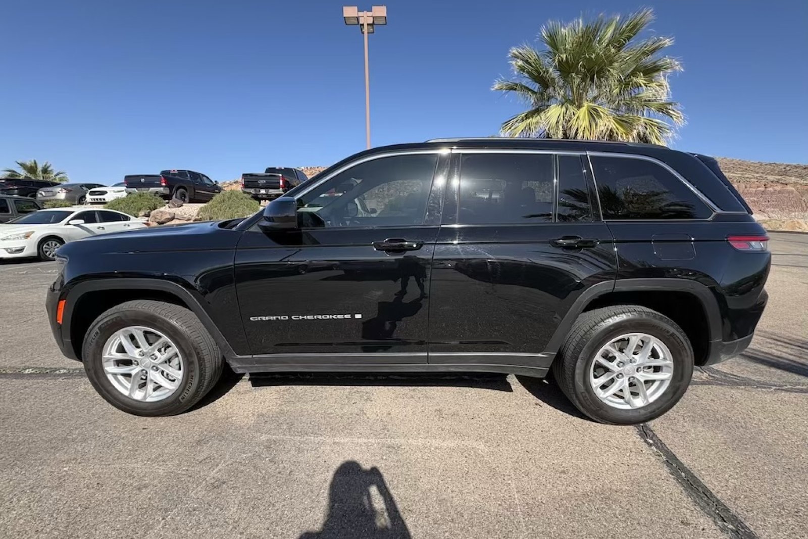 Used 2025 Jeep Grand Cherokee Laredo X w/ Luxury Tech Group I AWD/4WD image 2