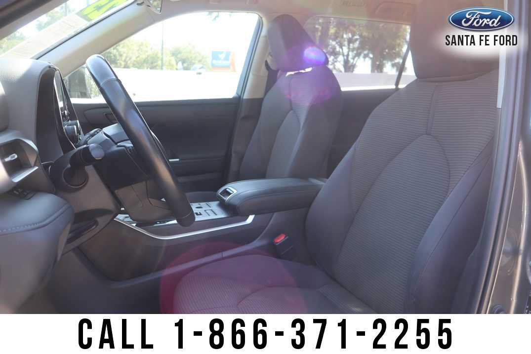 Used 2023 Toyota Highlander LE AWD/4WD image 16